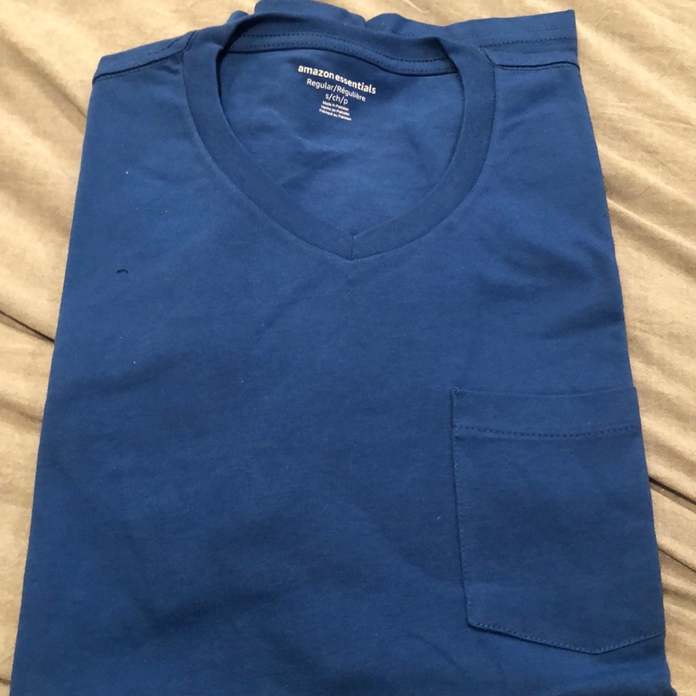 NWOT Amazon Essentials Men’s Royal blue tshirt w front pocket sz Small